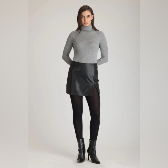 BNWOT Danier Black Leather mini Skirt size 2 - Picture 1 of 6